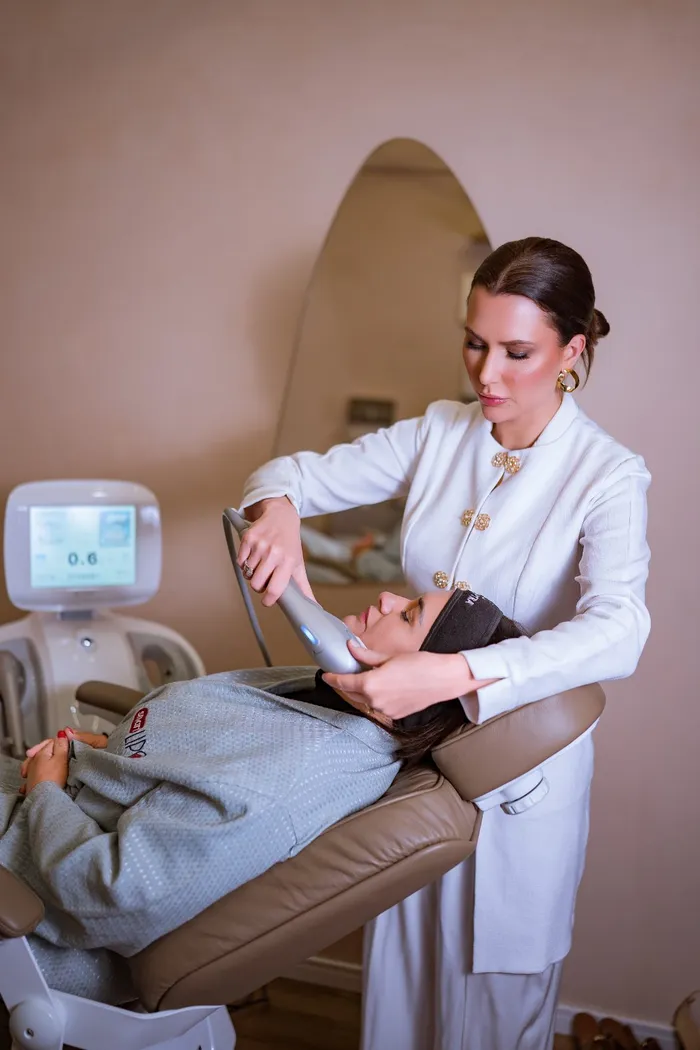 Dra. Ana Karla atendendo uma paciente com aparelho